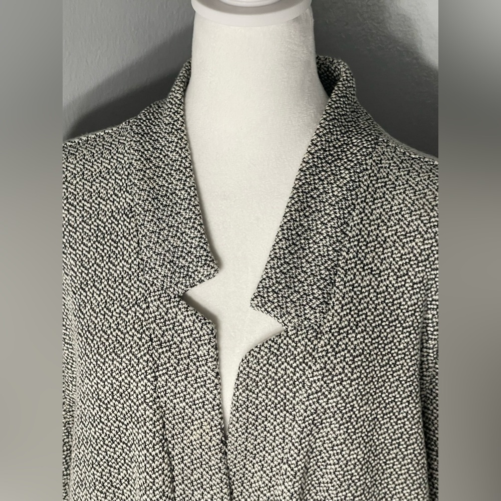Maurices Plus Size Gray Button Front Cardigan
Coat Size XXXL Worn Once - Picture 5 of 8